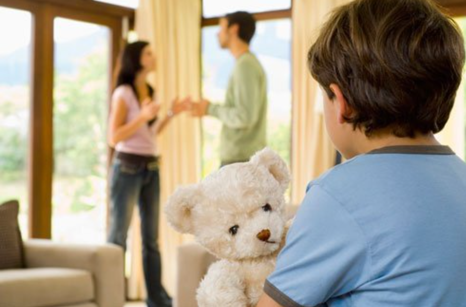 Vợ có được cấm chồng gặp con sau ly hôn không?